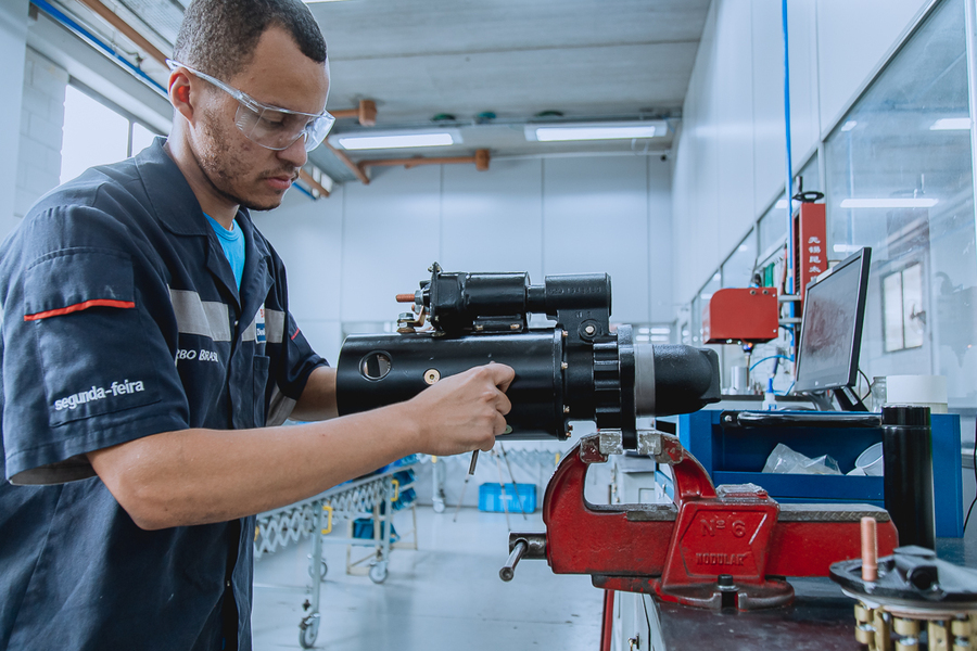 Colaborador especialista em automático de motor de partida