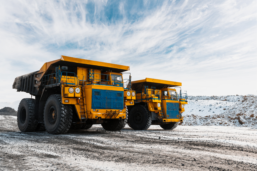 Caminhão de mineração funcionando sem problemas devido à reparação dos componentes do motor a diesel